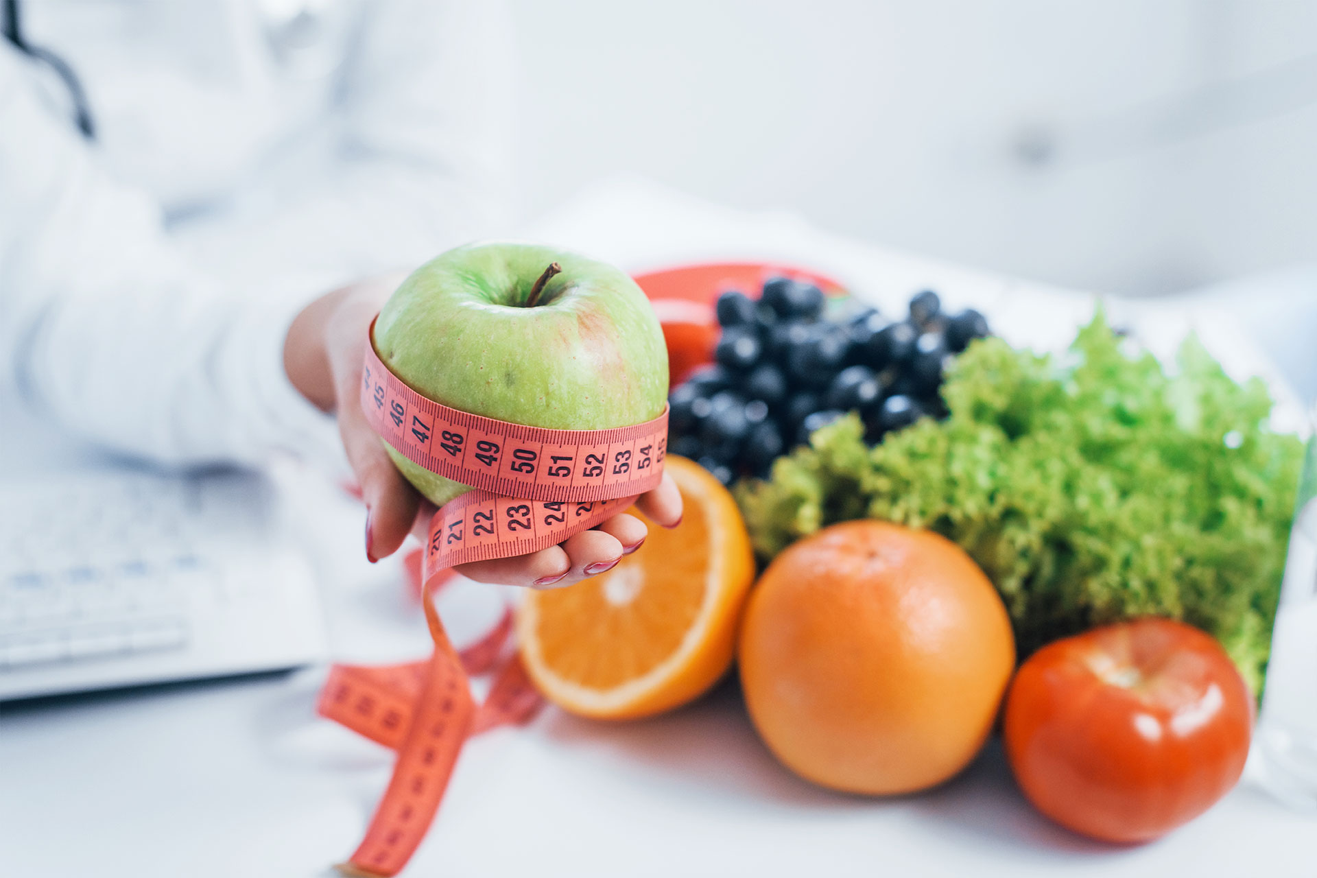 Mujer mostrando fruta