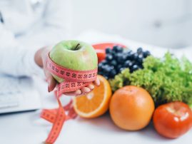 Mujer mostrando fruta